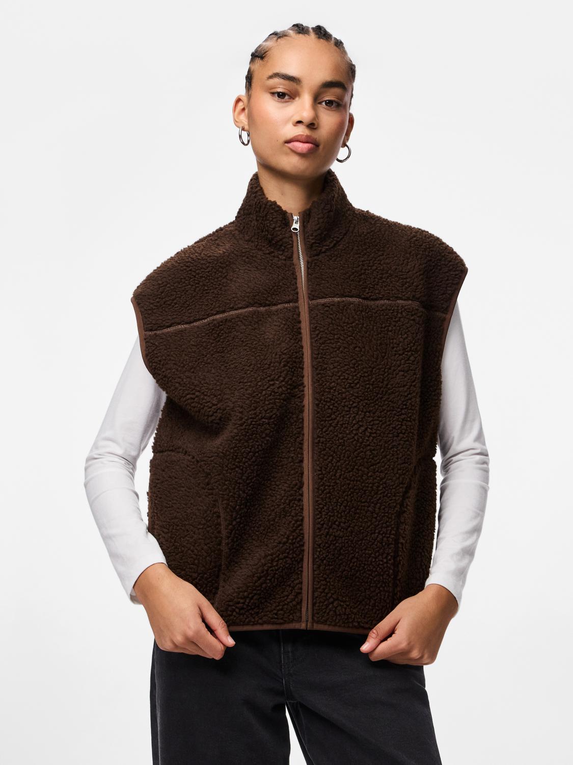 model_shot-front